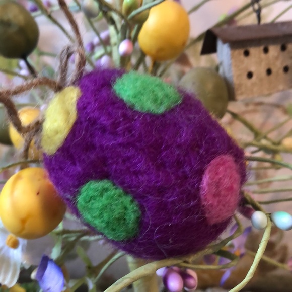 Handmade needle felted Easter egg spring polka dot collectable ornament - Picture 3 of 7